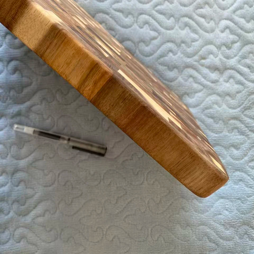 The cutting board is made of solid wood, acacia wood, with dark checkered patterns and fruit wood Chopping board